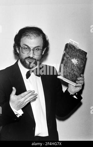 Salman Rushdie con il suo libro 'i versi satanici'. Fotografato quando era finalista nel premio Booker 1988. Foto Stock