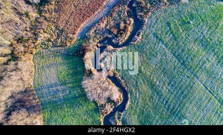 Veduta aerea del drone del torrente tortuoso vicino al villaggio di Kalnica in Bieszczady Mountains, Polonia Foto Stock