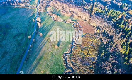 Veduta aerea del drone del torrente tortuoso vicino al villaggio di Kalnica in Bieszczady Mountains, Polonia Foto Stock