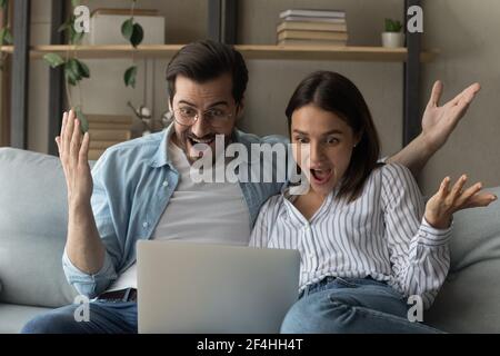 Primo piano con una giovane coppia che guarda lo schermo del notebook Foto Stock