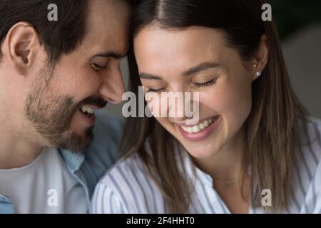 Primo piano uomo e donna felici che toccano le fronte, esprimendo l'amore Foto Stock