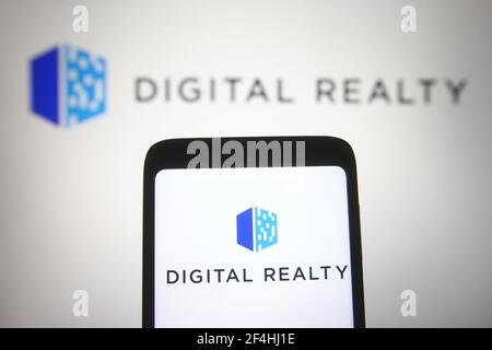 In questa illustrazione fotografica un logo Digital Realty di un'azienda di fiducia nell'investimento immobiliare viene visualizzato su uno smartphone e uno schermo del pc. Foto Stock