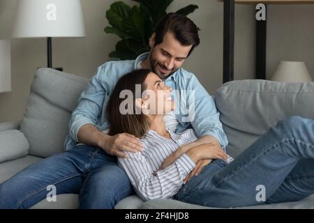 Primo piano giovane coppia felice rilassarsi sul divano insieme Foto Stock
