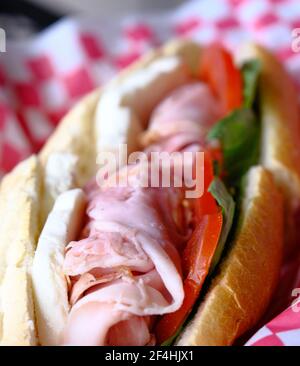 Sandwich a taglio freddo su pane francese Foto Stock