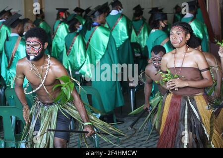 Milne Bay ballerini alla cerimonia di laurea 39th della Divine Word University nel marzo 2021 a Madang, Papua Nuova Guinea Foto Stock