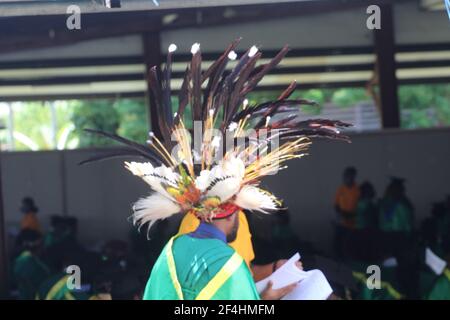 Una grandiosa università del Verbo Divino con un ornamento tradizionale colorato della testa in 2021 a Madang, Papua Nuova Guinea Foto Stock