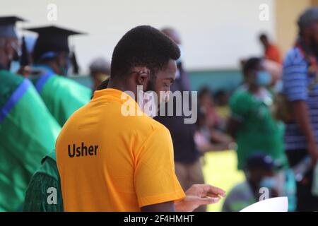 Un usciere alla cerimonia di laurea 39th della Divine Word University nel marzo 2021 a Madang. Foto Stock