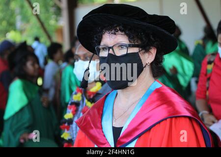 La dottoressa Elisabeth Schuele, Senior Lecturer presso la Facoltà di Medicina e Scienze della salute nella Divina Word University, durante la 39esima laurea Foto Stock
