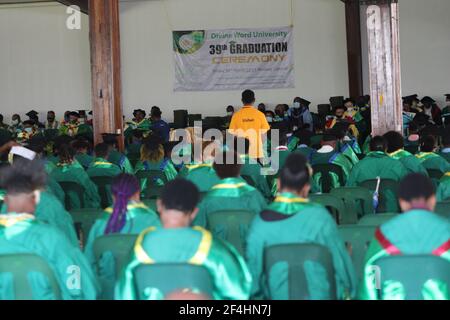 Divine Word University 39th Graduation Ceremony, Madang Papua nuova Guinea – Classe di 2021 studenti in abiti verdi che celebrano il successo. Foto Stock