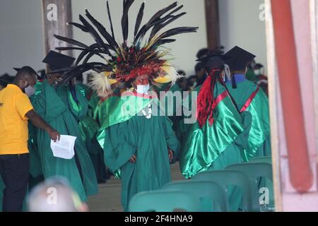 Una femmina che indossa un headdress tradizionale durante la cerimonia di laurea della Divine Word University 39th nel marzo 2021 a Madang, Papua Nuova Guinea Foto Stock