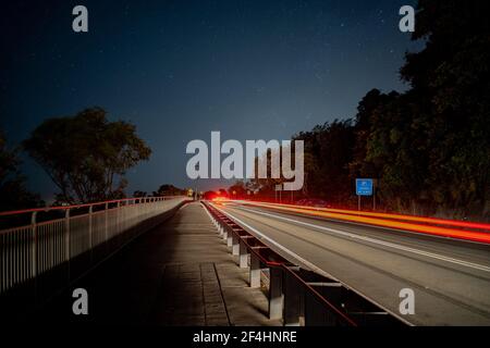 Luce traccia lunga esposizione fotografia su un autostrada Foto Stock