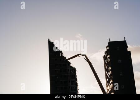 Demolizione di appartamenti di alto livello a Govan, Glasgow nel 2012, come parte della rigenerazione della zona. Foto Stock