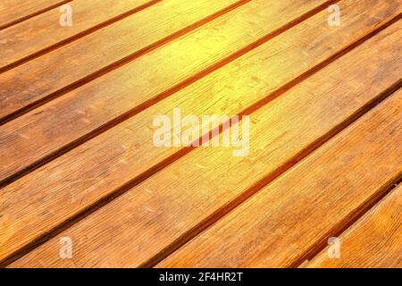 Superficie in legno diagonale con fondo tavola marrone chiaro. Foto Stock