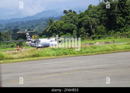 PNG Air's ATR 72 sulla pista all'aeroporto di Madang, Papua Nuova Guinea. Foto Stock