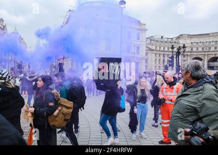 Londra, Regno Unito. 20 marzo 2021. Protesta anti-blocco a Trafalgar Square nel centro di Londra. Credito: Waldemar Sikora Foto Stock