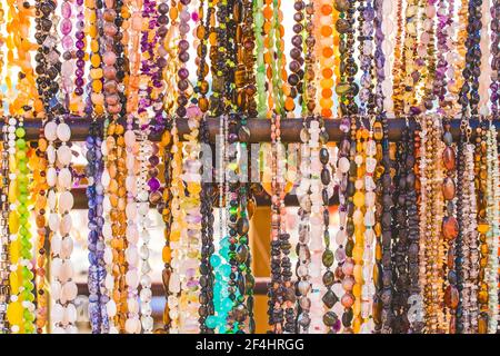 Gioielli da conchiglie, perle da pietre decorazione sfondo. Foto Stock