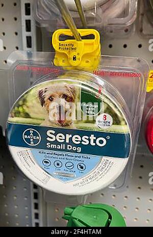 Maplewood, Stati Uniti. 21 Mar 2021. Seresto Flea e Tick collari per cani di piccola taglia, appendere pronti per la vendita a Walmart a Maplewood, Missouri Domenica, 21 marzo 2021. Un sottocomitato del Congresso ha chiesto il richiamo dei collari popolari delle pulci e delle zecche affermando che i collari sono stati collegati alla morte di 1,700 animali domestici e possono aver causato malattie in migliaia di cani e gatti in più. Rep. Statunitense Raja Krishnamoorthi (D-Ill.) dice 75,000 incidenti agli animali domestici e quasi 1,000 incidenti agli esseri umani si sono verificati dai collari. Photo by Bill Greenblatt/UPI Credit: UPI/Alamy Live News Foto Stock