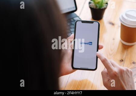 CHIANG mai, THAILANDIA, 21 MARZO 2021 : UNA donna tiene Apple iPhone X con l'applicazione LinkedIn sullo schermo.LinkedIn è un'app per la condivisione di foto per Foto Stock