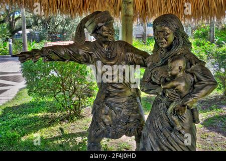 Statua della famiglia Seminole al di fuori del Museo Ah-Tah-Thi-Ki della tribù Seminole della Florida situata al di fuori del Tamiami Trail a Clewiston, Florida. Foto Stock