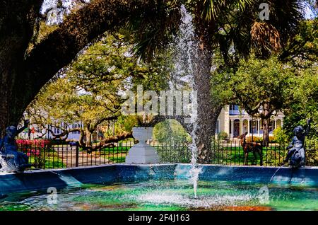 Washington Square presenta una fontana e numerosi alberi di quercia dal vivo, il 13 marzo 2021, a Mobile, Alabama. Foto Stock