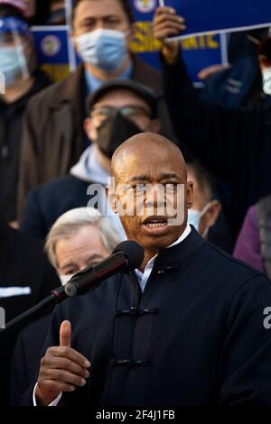 Brooklyn, New York, Stati Uniti. 21 marzo 2021 il presidente del Borough di Brooklyn Eric Adams parla durante il raduno contro la violenza e la discriminazione dopo i recenti attacchi contro gli asiatici-americani a New York e in tutti gli Stati Uniti durante la pandemia di COVID-19. Adams è in esecuzione per il sindaco di New York City quest'anno. Credit: Joseph Reid/Alamy Live News Foto Stock