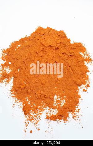 Esplosione di polvere colorata su sfondo bianco. Fuoco selettivo Foto Stock