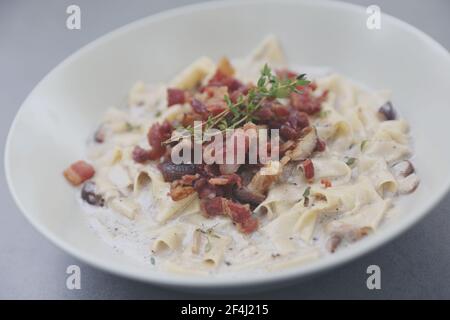 pasta fettuccine alfredo salsa bianca con prosciutto pancetta e funghi Foto Stock