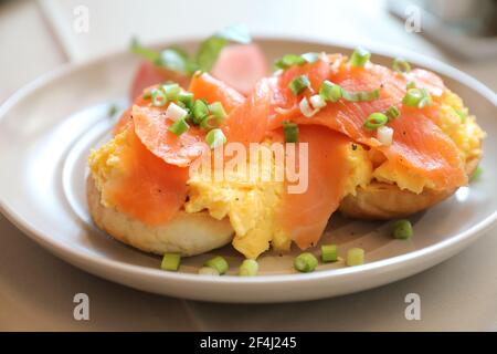 Uova strapazzate con salmone affumicato su toast, cibo per la colazione Foto Stock