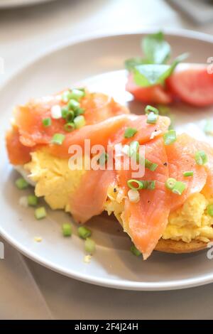 Uova strapazzate con salmone affumicato su toast, cibo per la colazione Foto Stock