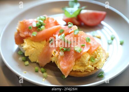 Uova strapazzate con salmone affumicato su toast, cibo per la colazione Foto Stock