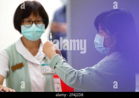 Taipei, Taipei, Taiwan. 22 marzo 2021. Un'infermiera prepara una dose di vaccino AstraZeneca contro Covid-19, quando Taiwan inizia le vaccinazioni, presso l'ospedale far Eastern di Taipei. Gli operatori sanitari, inclusi medici e infermieri, i funzionari predominanti e quelli di età pari o superiore a 65 anni, saranno inoculati per primi in tutta Taiwan, mentre i vaccini taiwanesi rimangono sperimentazioni cliniche. Credit: Daniel Ceng Shou-Yi/ZUMA Wire/Alamy Live News Foto Stock