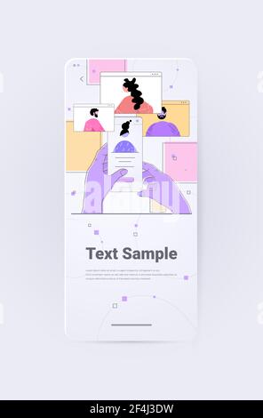 utilizzo dello smartphone conversazione con gli amici durante la videochiamata virtuale comunicazione online per conferenze Illustrazione Vettoriale