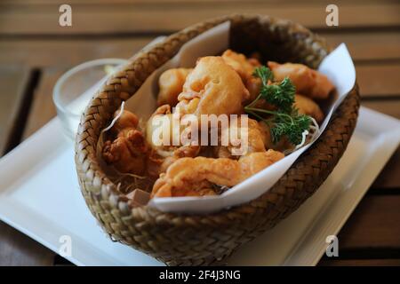Anelli di calamari , calamari fritti su fondo di legno , cibo italiano Foto Stock