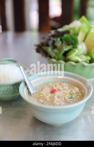 Fagioli di soia erbacei con maiale tritato in latte di cocco con verdure fresche, cibo tradizionale tailandese Foto Stock