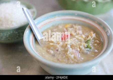 Fagioli di soia erbacei con maiale tritato in latte di cocco con verdure fresche, cibo tradizionale tailandese Foto Stock