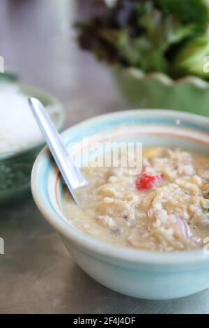 Fagioli di soia erbacei con maiale tritato in latte di cocco con verdure fresche, cibo tradizionale tailandese Foto Stock