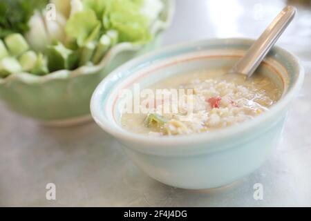 Fagioli di soia erbacei con maiale tritato in latte di cocco con verdure fresche, cibo tradizionale tailandese Foto Stock