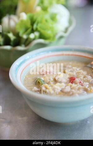 Fagioli di soia erbacei con maiale tritato in latte di cocco con verdure fresche, cibo tradizionale tailandese Foto Stock