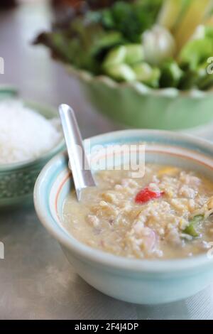 Fagioli di soia erbacei con maiale tritato in latte di cocco con verdure fresche, cibo tradizionale tailandese Foto Stock