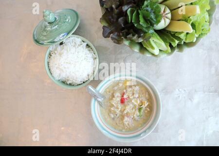 Fagioli di soia erbacei con maiale tritato in latte di cocco con verdure fresche, cibo tradizionale tailandese Foto Stock