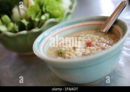 Fagioli di soia erbacei con maiale tritato in latte di cocco con verdure fresche, cibo tradizionale tailandese Foto Stock