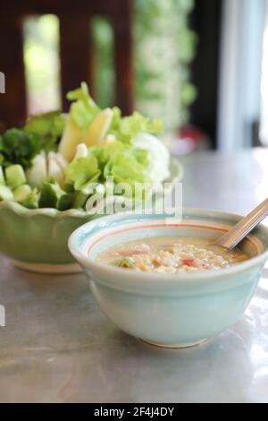 Fagioli di soia erbacei con maiale tritato in latte di cocco con verdure fresche, cibo tradizionale tailandese Foto Stock