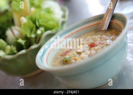 Fagioli di soia erbacei con maiale tritato in latte di cocco con verdure fresche, cibo tradizionale tailandese Foto Stock