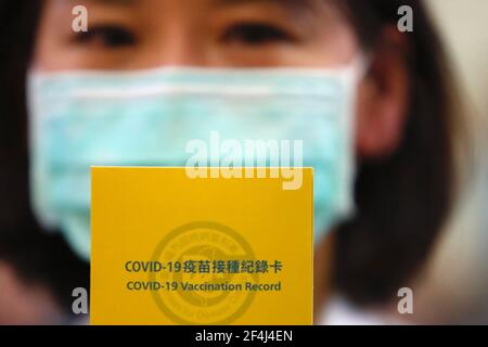 Taipei, Taipei, Taiwan. 22 marzo 2021. Un'infermiera ha una scheda di registrazione della vaccinazione Covid dopo aver ricevuto l'inoculazione AstraZeneca contro Covid-19, quando Taiwan inizia le vaccinazioni, presso l'ospedale far Eastern di Taipei. Gli operatori sanitari, inclusi medici e infermieri, i funzionari predominanti e quelli di età pari o superiore a 65 anni, saranno inoculati per primi in tutta Taiwan, mentre i vaccini taiwanesi rimangono sperimentazioni cliniche. Credit: Daniel Ceng Shou-Yi/ZUMA Wire/Alamy Live News Foto Stock