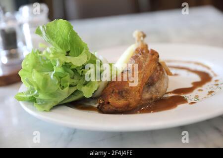 Confit de canard , anatra confit con verdure Foto Stock