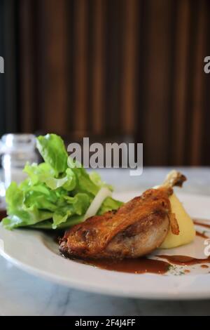 Confit de canard , anatra confit con verdure Foto Stock