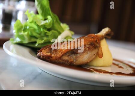 Confit de canard , anatra confit con verdure Foto Stock