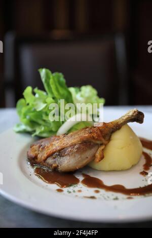 Confit de canard , anatra confit con verdure Foto Stock