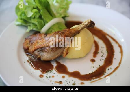 Confit de canard , anatra confit con verdure Foto Stock