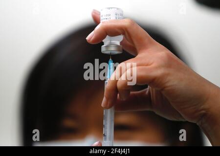 Taipei, Taipei, Taiwan. 22 marzo 2021. Un'infermiera prepara una dose di vaccino AstraZeneca contro Covid-19, quando Taiwan inizia le vaccinazioni, presso l'ospedale far Eastern di Taipei. Gli operatori sanitari, inclusi medici e infermieri, i funzionari predominanti e quelli di età pari o superiore a 65 anni, saranno inoculati per primi in tutta Taiwan, mentre i vaccini taiwanesi rimangono sperimentazioni cliniche. Credit: Daniel Ceng Shou-Yi/ZUMA Wire/Alamy Live News Foto Stock